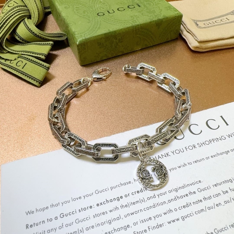 G*u*i bracelets